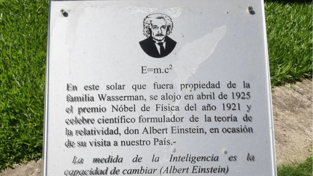 El solar que adorna la finca donde pasó sus días Albert Einstein en Llavallo. Hoy allí funciona el Colegio La Milagrosa.
