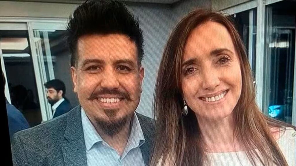 hijo, concejal libertario, jubilada