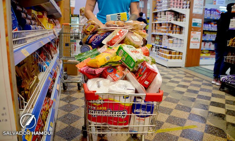 Una familia necesitó $828 mil para no ser pobre: un 300% más que el año pasado