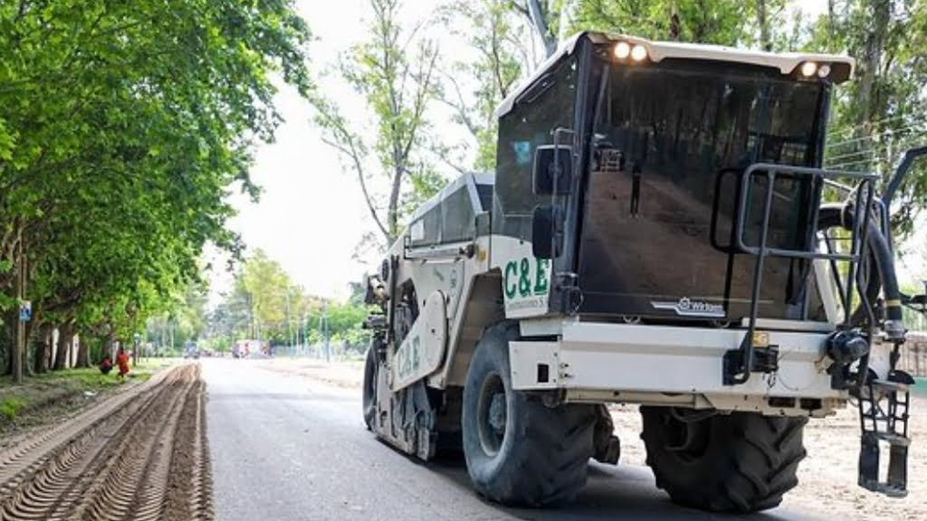 Las máquinas están liberando las márgenes de la avenida El Dorado (Ruta 26) en el Barrio San Miguel de Ingeniero Maschwitz.