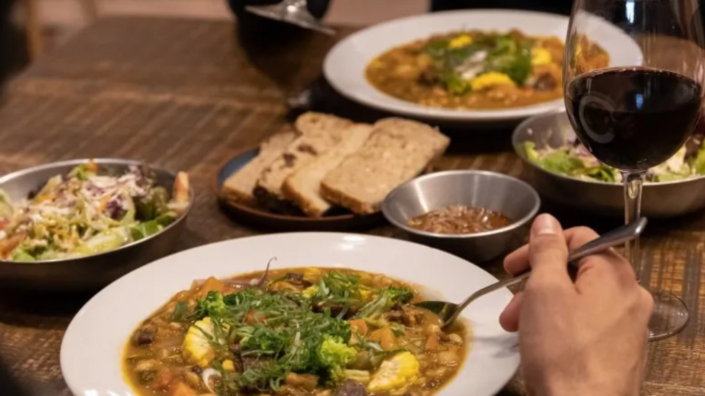 La ceremonia del locro del 25 de Mayo llegará a los restaurantes de San Isidro.