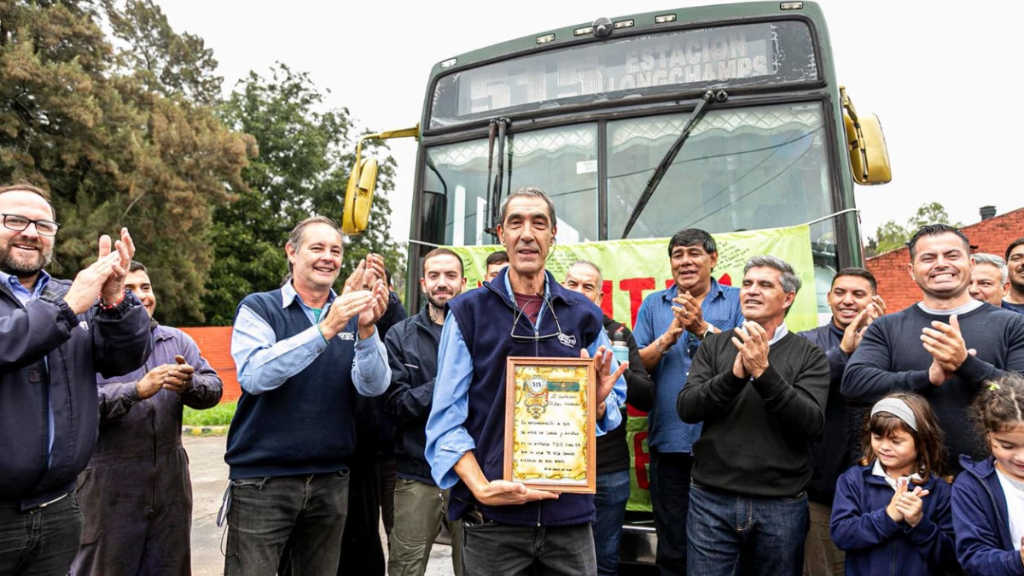 Además de la bandera de despedida, Rubén Herrero se llevó un cuadro de honor como el gran chofer de la línea 515 de colectivos de Longchamps.