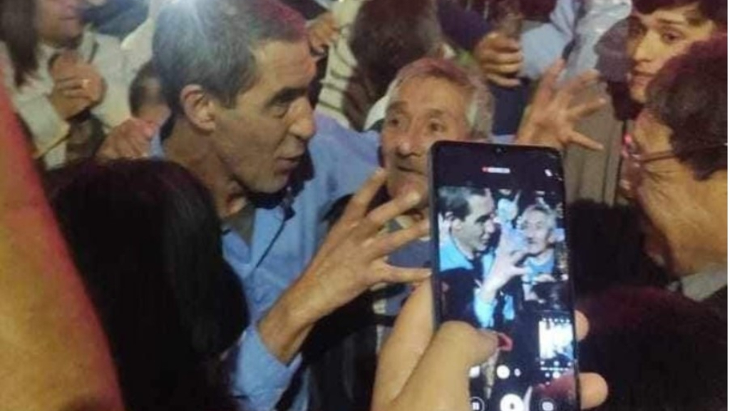 Como un rockstar... Así fue despedido por los vecinos, en la calle, Rubén 'Perita' Herrero, el colectivero de la 515 que dio su última vuelta en Longchamps y se jubiló.