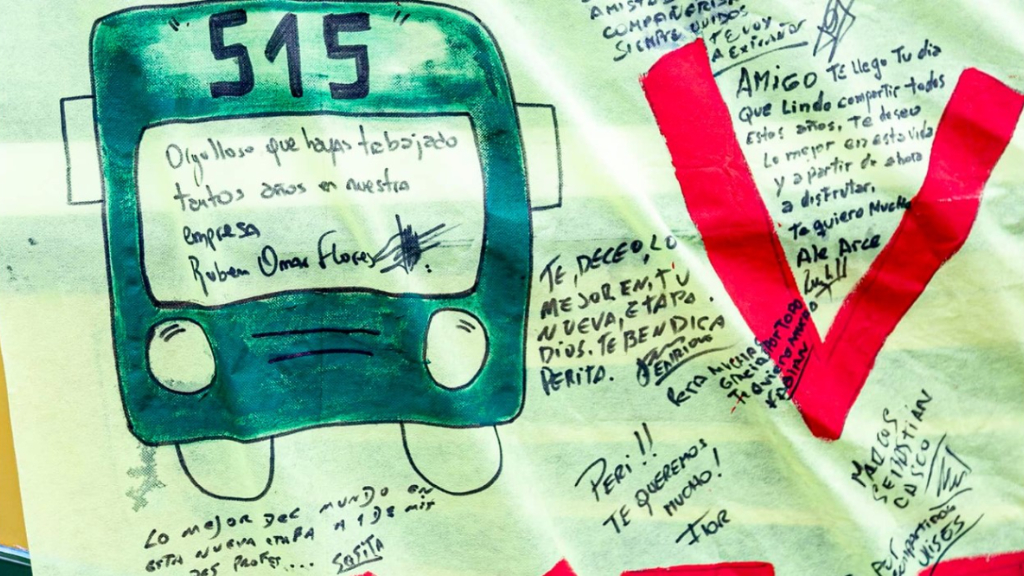 La bandera de despedida de Rubén Herrero, firmada por amigos, compañeros y vecinos y usuarios de la Línea 515.
