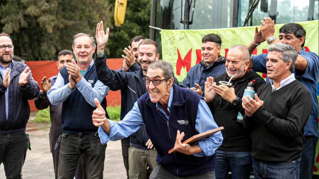 Los compañeros de la línea 515 de colectivos de Longchamps despidieron a Rubén Herrero con una bandera y muchos regalos.
