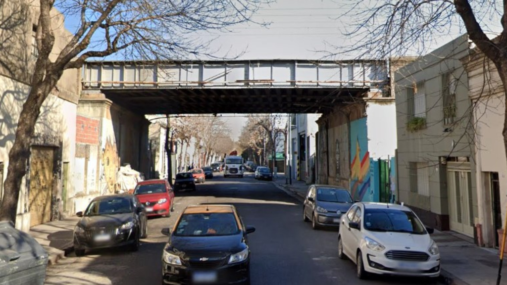 El puente de las vías del Tren Roca y la calle California, en Barracas.