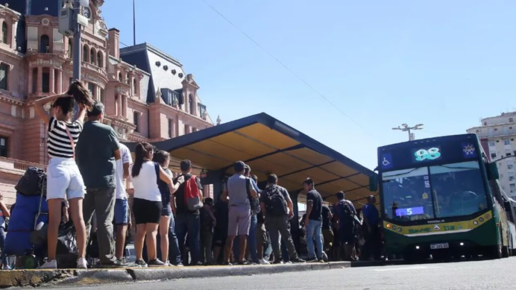 Lasgas colas en Constitución, cabecera que sumará colectivos para ir hasta Berazategui y Tempeley.