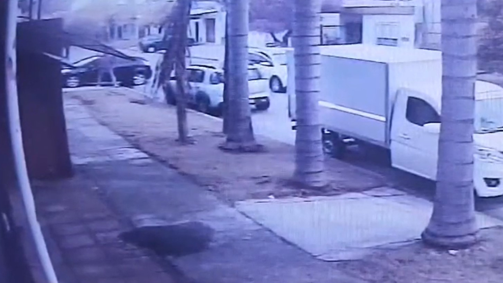 El momento en que Pedro Sabo intenta guardar su auto y es atacado por un delincuente, en Maza y Santa María, Morón.