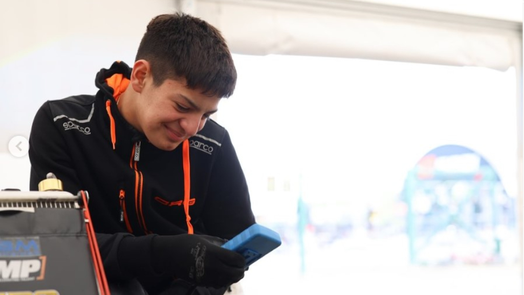 Santino Panetta se entretiene con su celu durante un alto en una carrera.