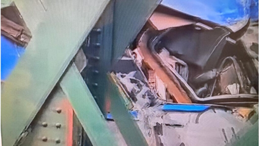 Los hierros retorcidos del tren San martín, en el puente de Figueroa Alcorta y Bullrich, en Palermo.