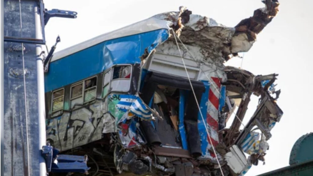 El furgón impactado por la formación del tren San Martín iba sin pasajeros. Pudo ser una tragedia.