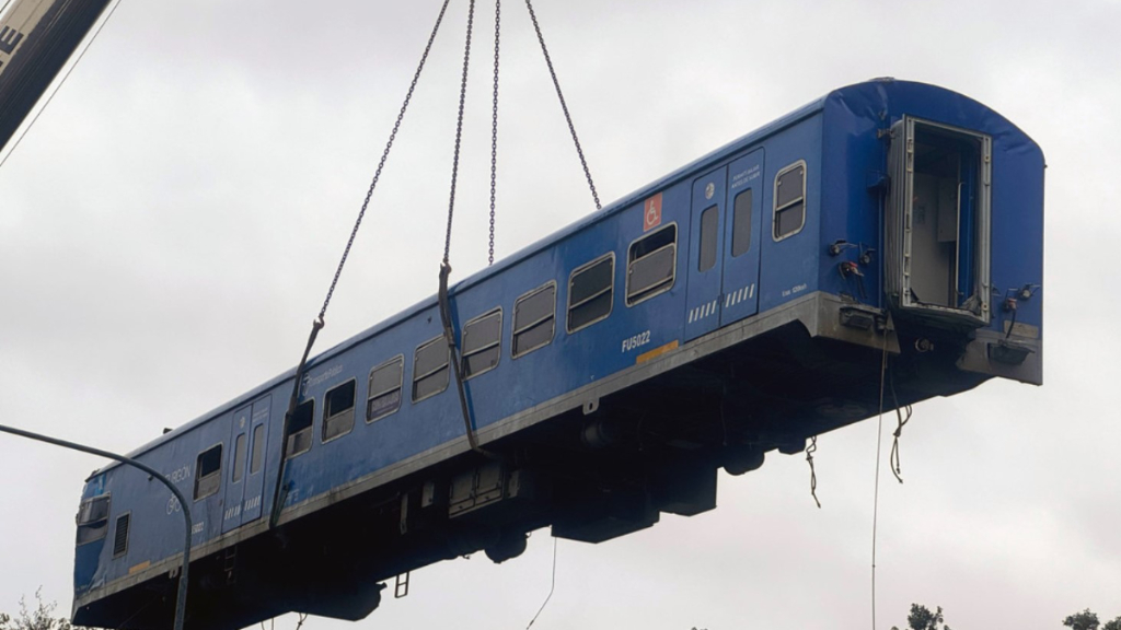 Ayer terminaron de remover los restos del furgon del tren San Martín que fue impactado por una formación en un puente de Palermo.