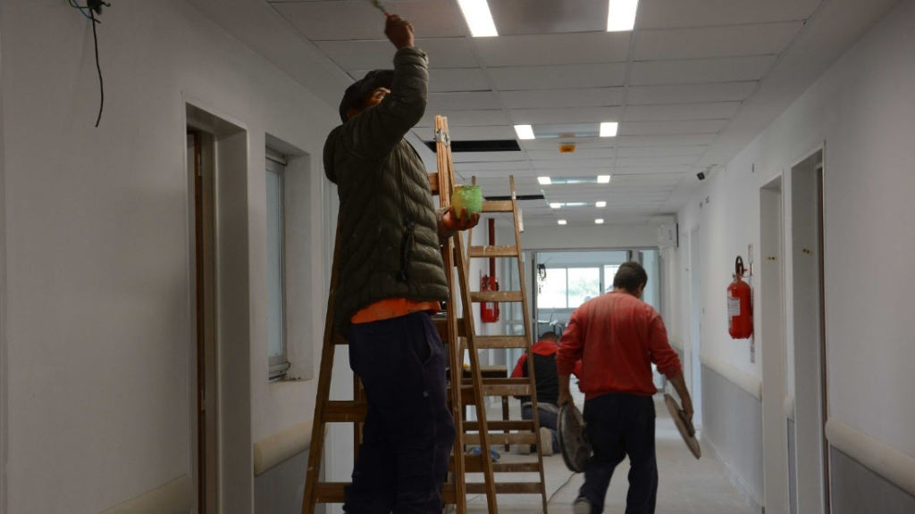 Ahora están realizando las últimas insalaciones eléctricas y detalles de terminación en el CAPS del Barrio Stone de Belén de Escobar..