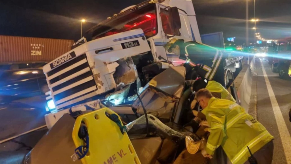 Personal del SAME de Vicente López intenta retirar restos de uno de los vehículos siniestrados a la altura de Pelliza, en la Panamericana.