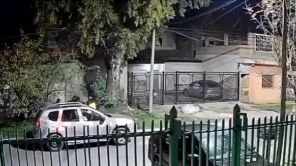 Una cámara de segudidad captó el momento en que desde la camioneta Duster le disparan a Delgado, en Ayolas entre Montiel y Bariloche, en Budge.