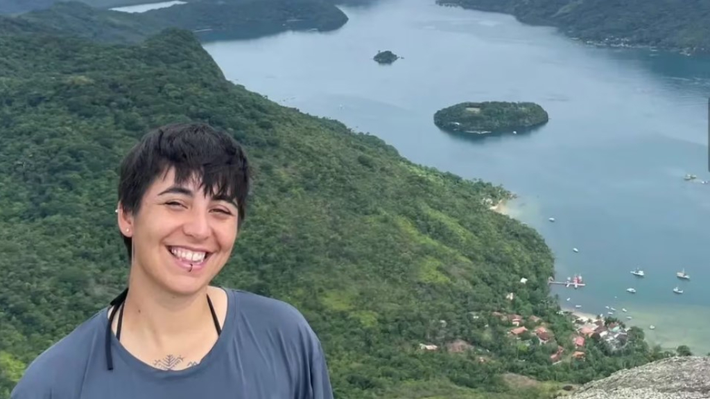 Julieta Santamaria tiene 25 años y ya recorrió a pie 700 de los 4.000 kilómetros de uno de los senderos más increíbles del mundo, la Mata Atlántica de Brasil.