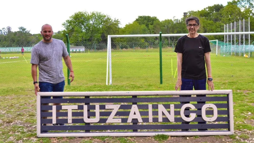 El histórico cartel de la estación del tren Sarmiento ya está a salvo y custodiado en el Club Atlético Ituzaingó.