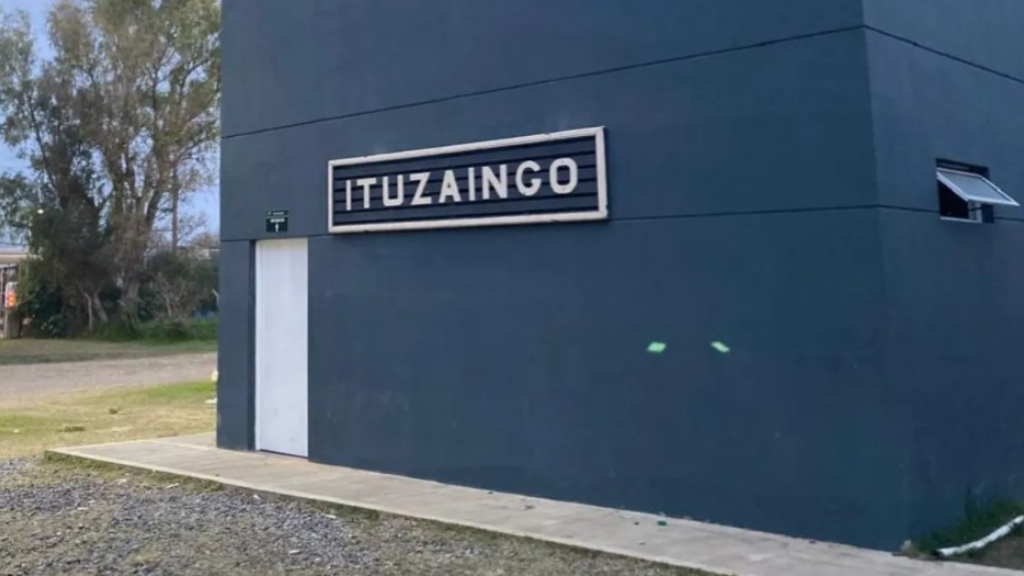 El viejo cartel ya se luce en la sede del Barrio Iparraguire del club Atlético Ituzaingó.