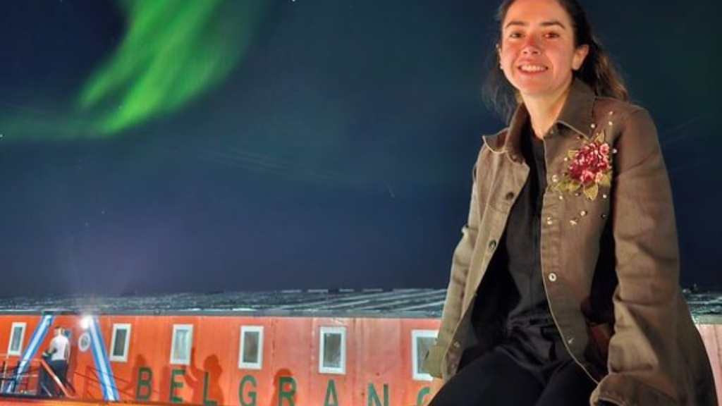 Guadalupe, en plena noche asutral de tres meses. En la foto, con la primera aurora austral de la temporada.