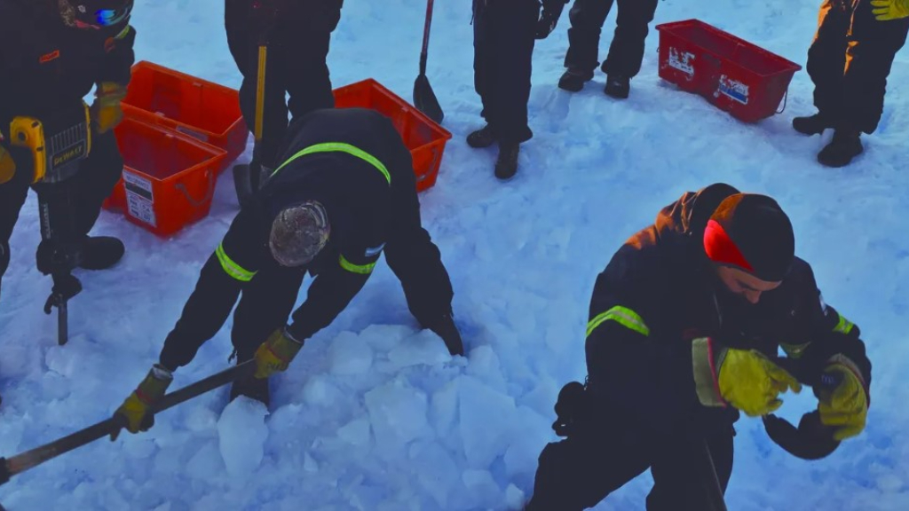 Palear hielo para recuperar agua para la base, una de las actividades diarias de Guadalupe.