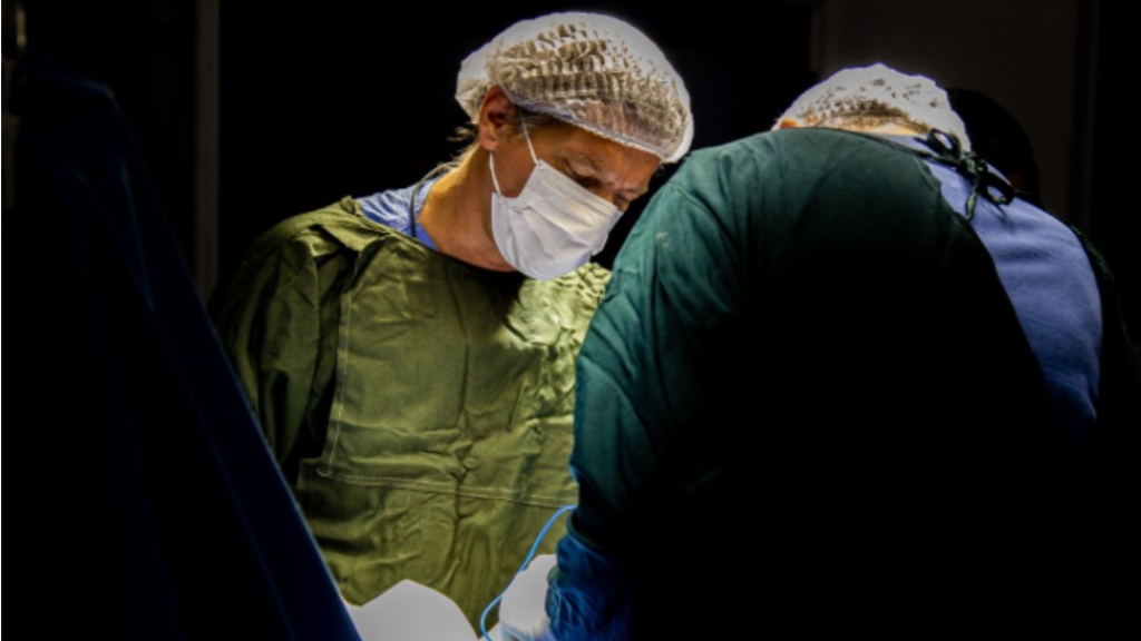 La intervención duró más de cuatro horas y el paciente, que había llegado en silla de ruedas, se retiro caminando.