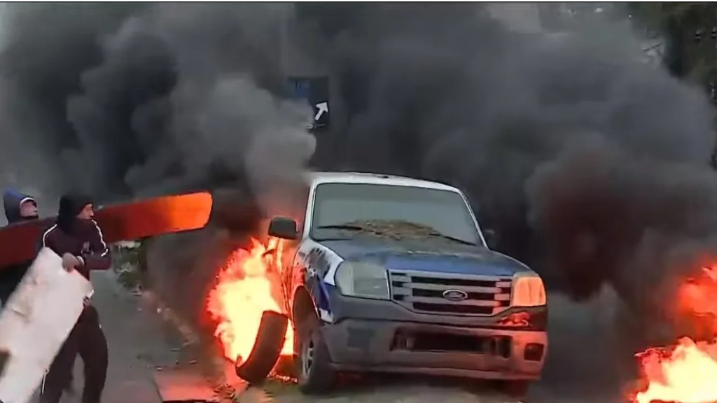 La indignación de vecinos, amigos y allegados de Emanuel López Ledesma llegó hasta la comisaría 5° de Tres de Febrero, donde incendiaron un patrullero.