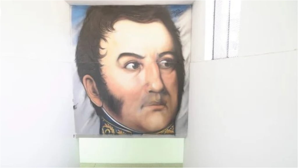 El túnel de la estación Ituzaingó del tren Sarmiento está decorado con un mural del general José de San Martín.