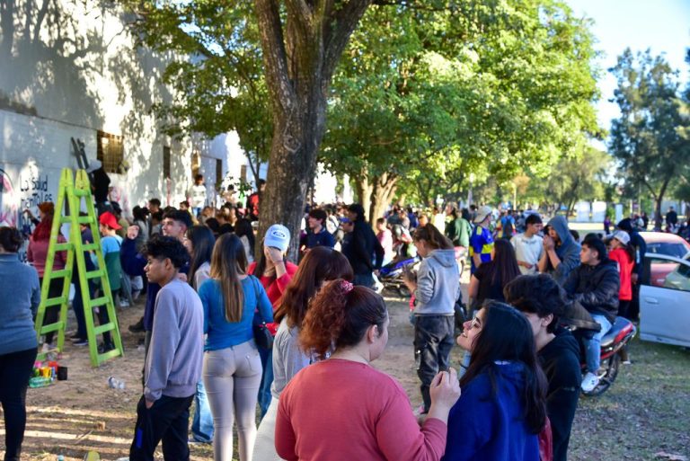 🔴 SÁENZ PEÑA | Las promociones de Colegios Secundarios pintaron murales sobre la salud mental