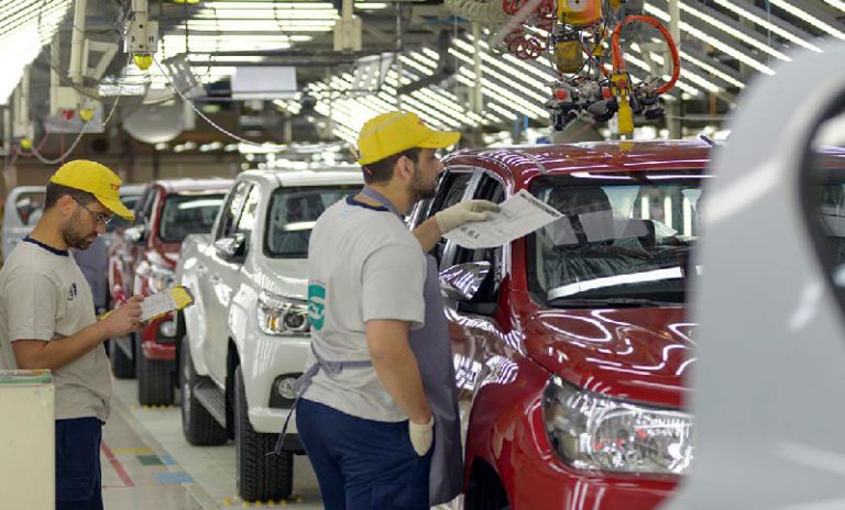 La producción automotriz cayó un 21% interanual en abril