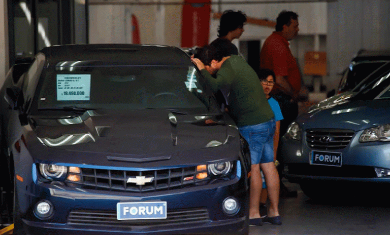 Mejora la venta de autos usados en medio de una baja de precios en las concesionarias