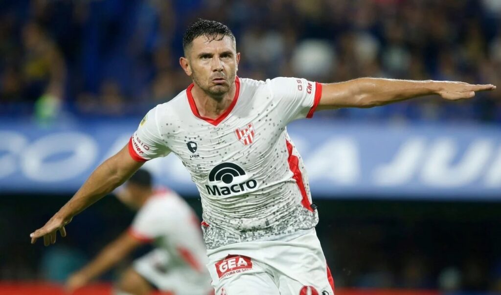 Adrián Martínez fue figura contra Boca y tiene una vida de película: no hizo inferiores y estuvo tres meses preso