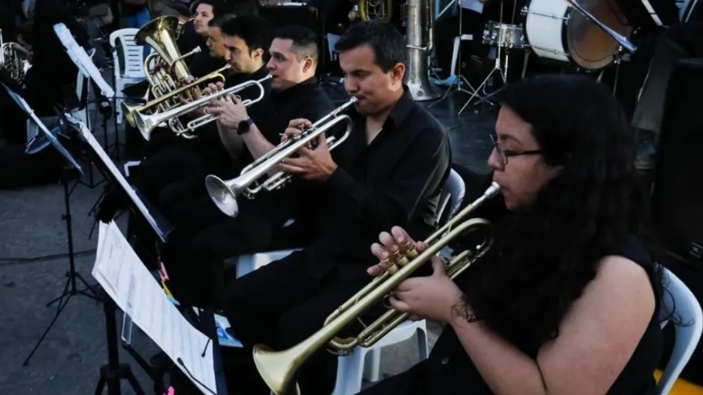 Bandas en vivo, orquestas y diversión, en el punto neurálgico de Las Lomitas, el exclusivo centro comercial lomense.
