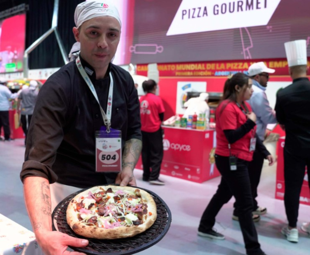 Daniel con la pizza ganadora. Junto a su hermano son los orgullosos propietarios del Restaurante Verne Bistro, en San Miguel.