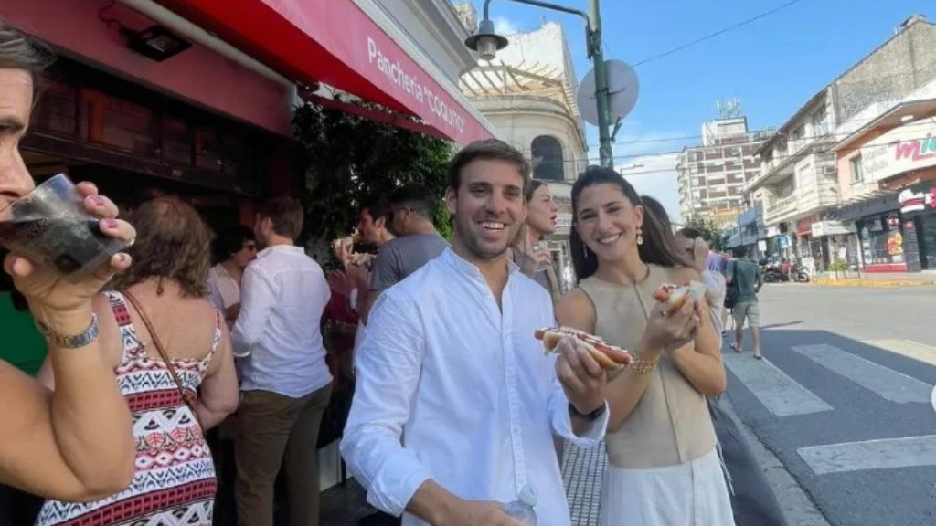 La fama de la panchería Coquito es tan grande que la gente hasta se saca fotos de casamiento.