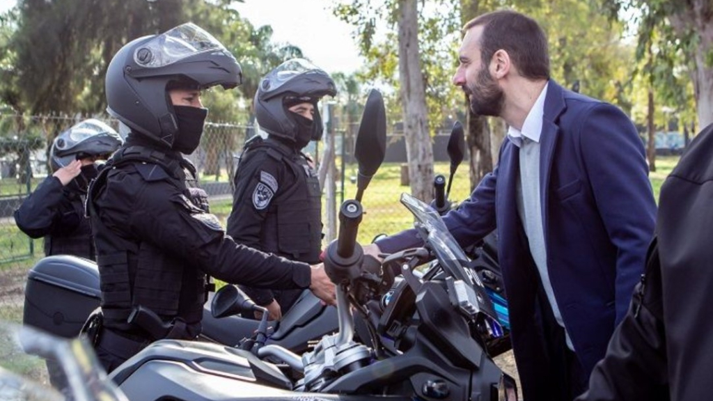 El intendente de Hurlingham, Damián Selci, saluda a uno de los nuevos efectivos que patrullará las calles del distrito.
