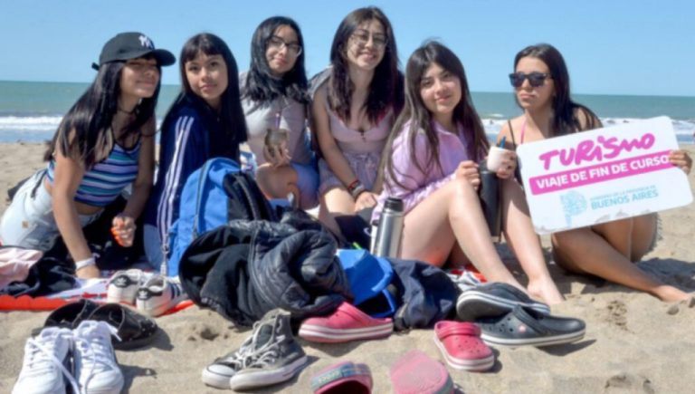 Con críticas a Javier Milei, la Provincia cortó los viajes de egresados gratuitos y la entrega de notebooks para alumnos de Secundaria