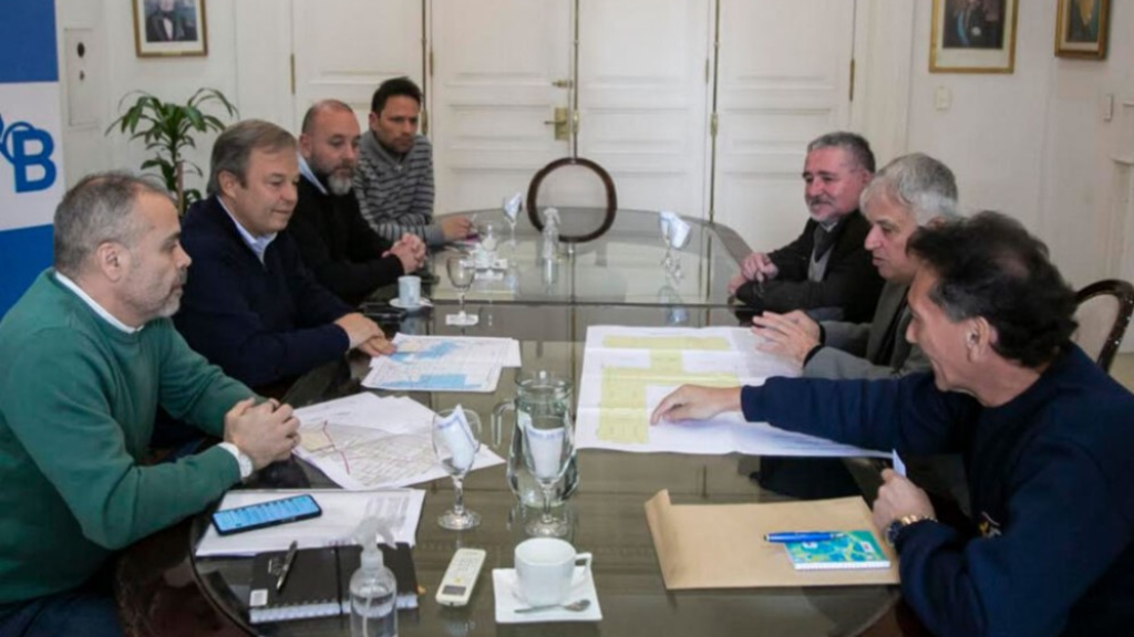 El intendente Mariano Cascallares, funcionarios municipales y directivos de la firma Solitas, durante la reunión por el avance de la ampliación del Parque Industrial de Burzaco.
