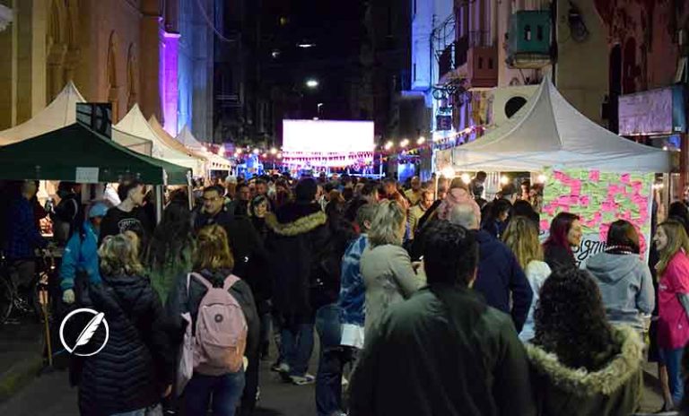 Rosario vivió otra noche de las Peatonales con gran afluencia de público