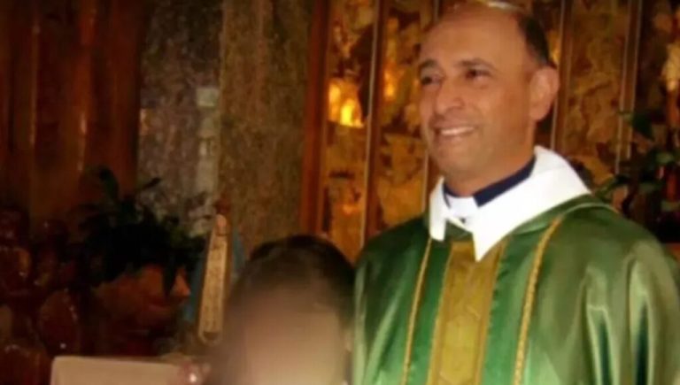 Lleva casi un año prófugo y ofrecen $5 millones de recompensa: qué se sabe del cura de Caseros condenado por abuso sexual