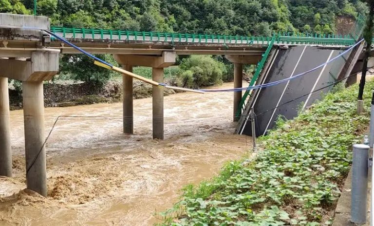Brutal derrumbe de un puente en China deja al menos 12 muertos y decenas de desaparecidos