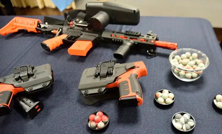 Nuevo reglamento en armas no letales: fuerzas federales deberán identificarse antes del uso