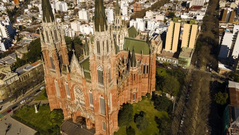 Su construcción completa llevó más de un siglo y es la quinta más grande del mundo: cómo visitar la mágica Catedral de La Plata