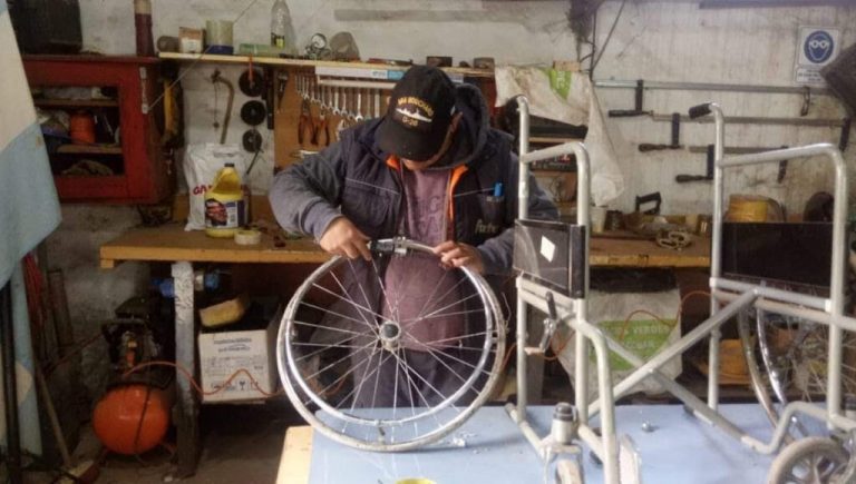 Un lugar de reconocimiento para héroes de Malvinas y con un fin solidario: así es el Taller Municipal de Oficios que funciona en Escobar