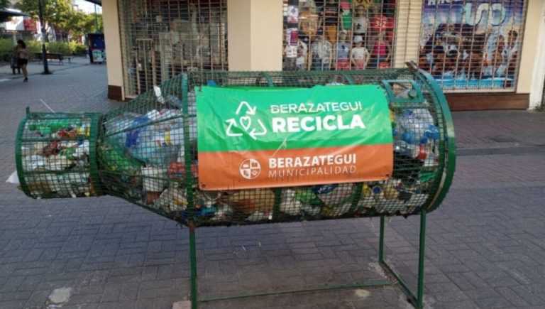 Berazategui, líder en reciclaje: junto a fábricas de la zona, ya convirtió 6.400 toneladas de basura en objetos de uso cotidiano