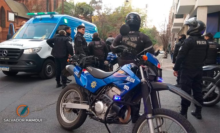 Un policía motorizado chocó contra una camioneta en Urquiza y Paraguay: solo sufrió golpes leves