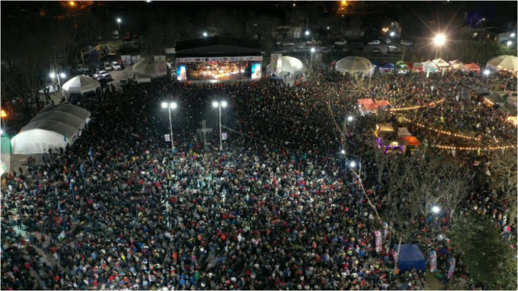 Durante la noche, en la Fiesta del Salame Quintero los números en vivo de folclore están a la orden del día.