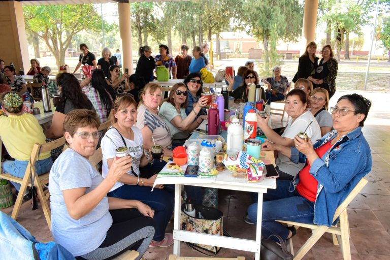 馃敶 S脕ENZ PE脩A | Los Adultos Mayores compartieron una tarde de mates en el Camping Municipal