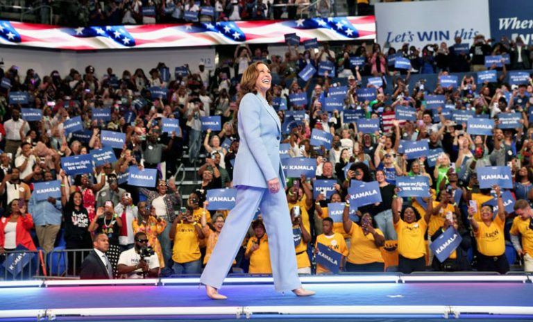 Harris recibe la nominación como candidata demócrata a la presidencia para enfrentarse con Trump