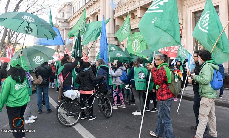 ATE Rosario, Amsafe y Siprus concentraron frente a Gobernación antes de marchar al Monumento