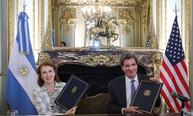 Entrega de recursos y disputa geopolítica con China: Argentina y Estados Unidos firmaron un convenio de cooperación por el litio